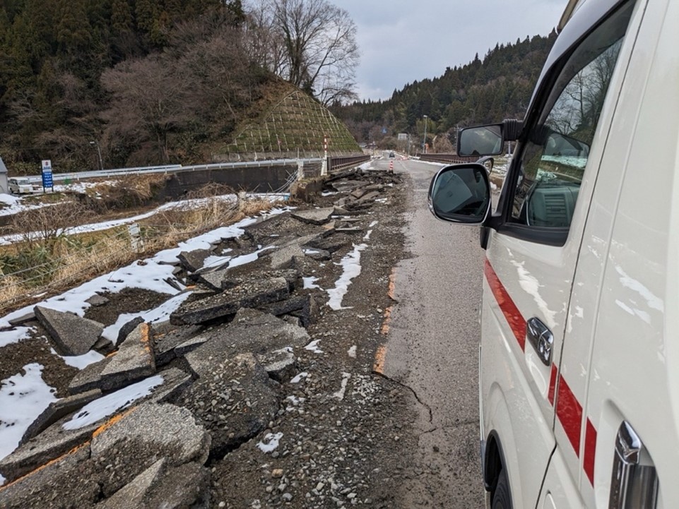 能登市内の道路状況。片側車線が崩落しており無数の段差あり。細心の注意を払いながら運転